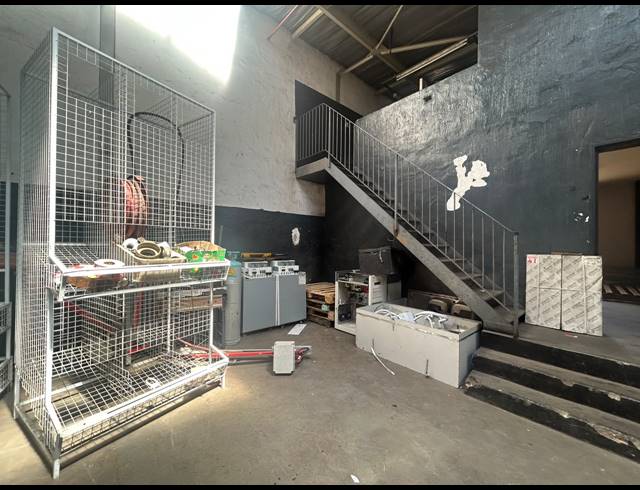 200M² WAREHOUSE TO LET IN LONGDALE